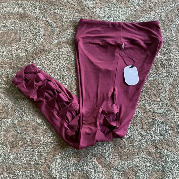 express one eleven Cut-Out Side Leggings - Picture 8 of 12